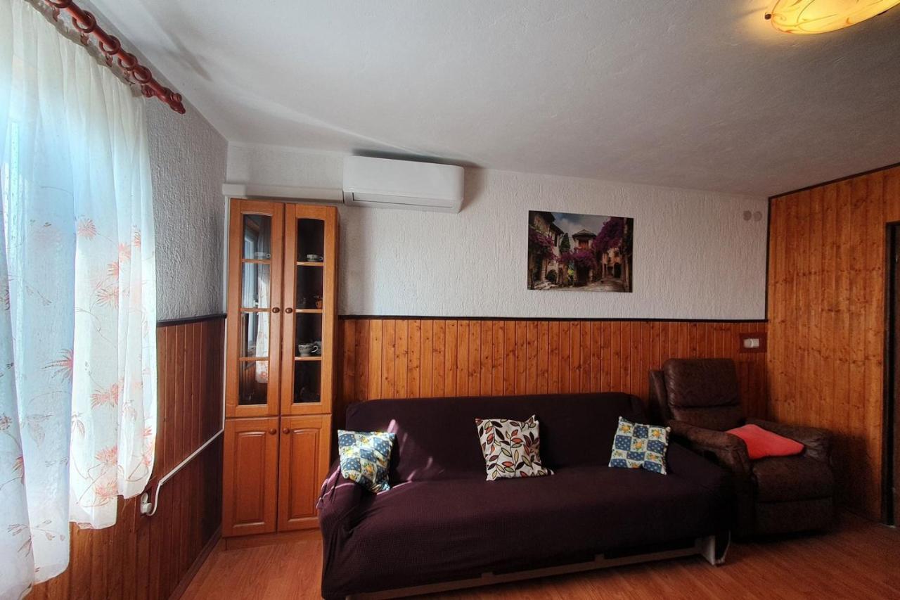 Apartment Mirella For 6 Persons Located In Central Istria Gradinje Dış mekan fotoğraf
