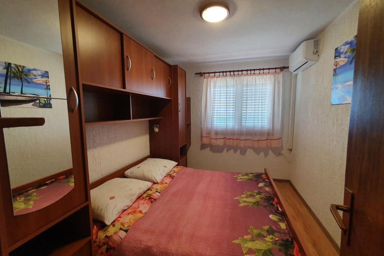 Apartment Mirella For 6 Persons Located In Central Istria Gradinje Dış mekan fotoğraf