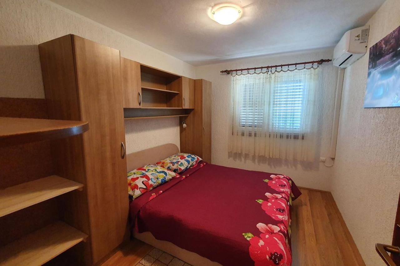 Apartment Mirella For 6 Persons Located In Central Istria Gradinje Dış mekan fotoğraf