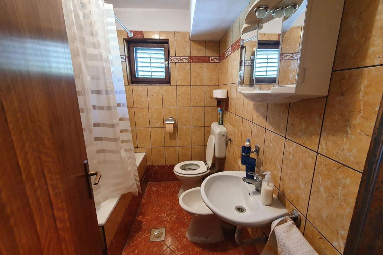 Apartment Mirella For 6 Persons Located In Central Istria Gradinje Dış mekan fotoğraf