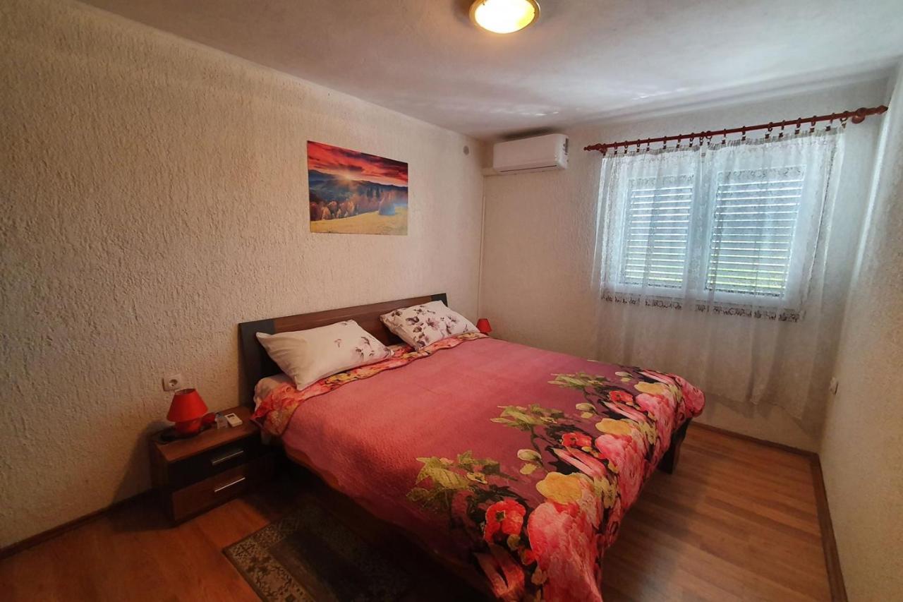 Apartment Mirella For 6 Persons Located In Central Istria Gradinje Dış mekan fotoğraf