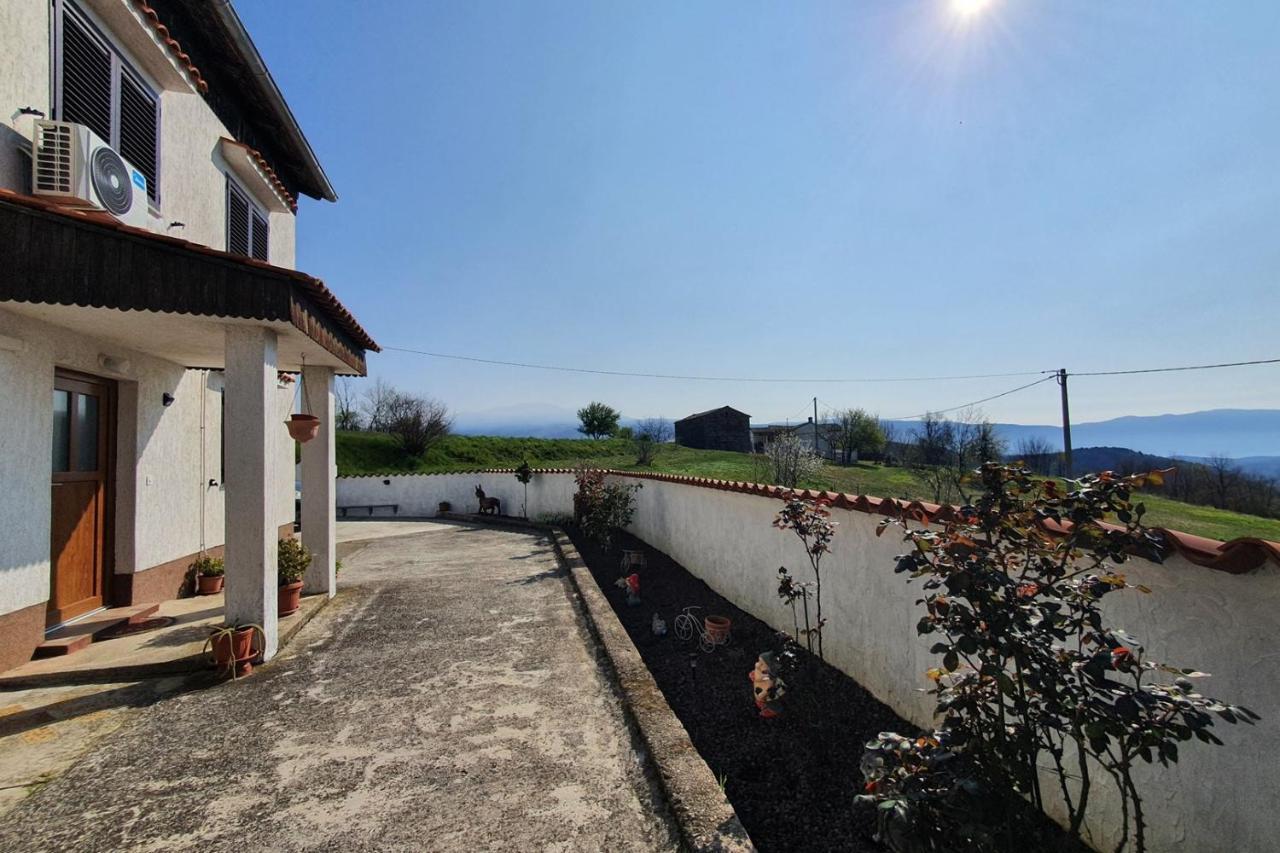 Apartment Mirella For 6 Persons Located In Central Istria Gradinje Dış mekan fotoğraf